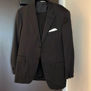 Like new men’s Canali suit in black. Size 42 with tailored sleeves to 34/35.
